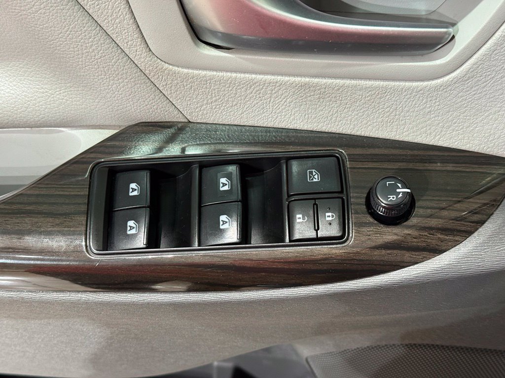 Used 2020 Toyota Sienna XLE w/ Carpet Mat Package FWD image 16