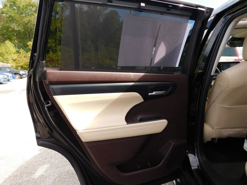 Used 2020 Toyota Highlander XLE image 12