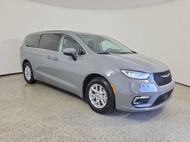 Used 2023 Chrysler Pacifica Touring-L FWD image 4