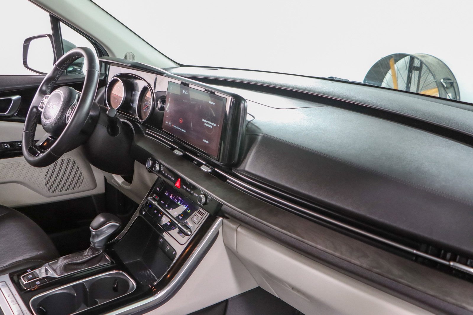 Used 2024 Kia Carnival EX image 26