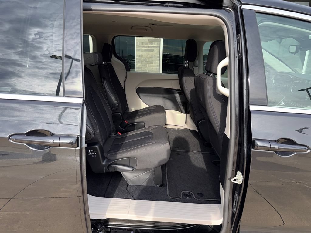 Used 2023 Chrysler Voyager LX FWD image 13