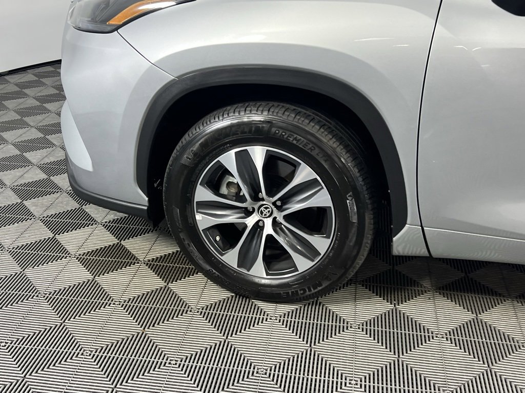 Used 2025 Toyota Highlander XLE image 11