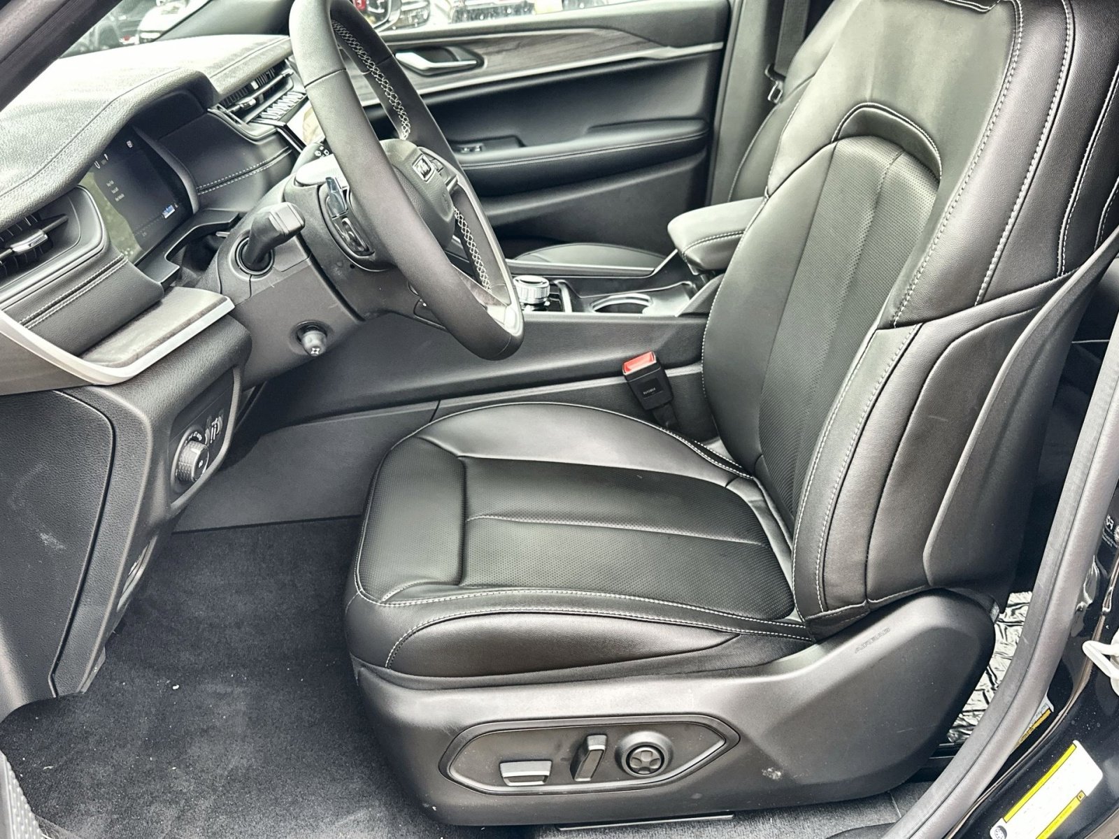 New 2025 Jeep Grand Cherokee Limited w/ Luxury Tech Group II image 13