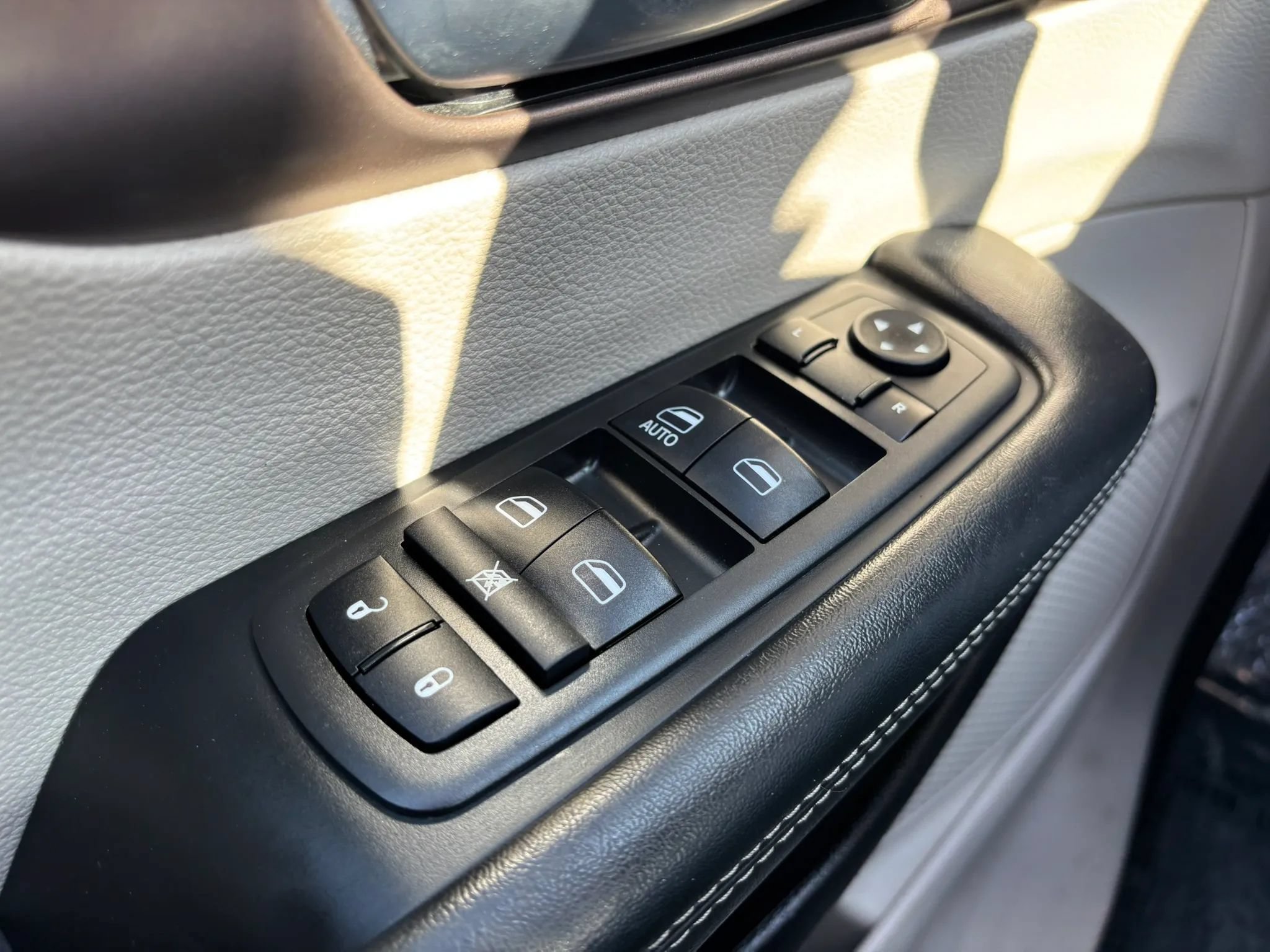 Used 2021 Chrysler Voyager L FWD image 43