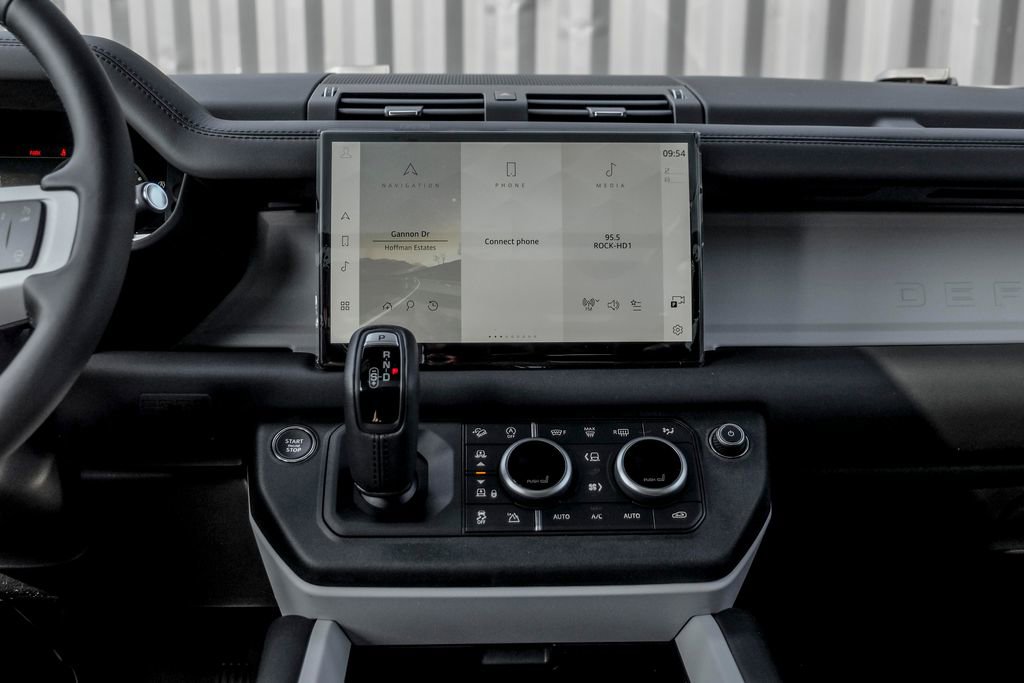 Used 2025 Land Rover Defender 130 X-Dynamic SE image 19