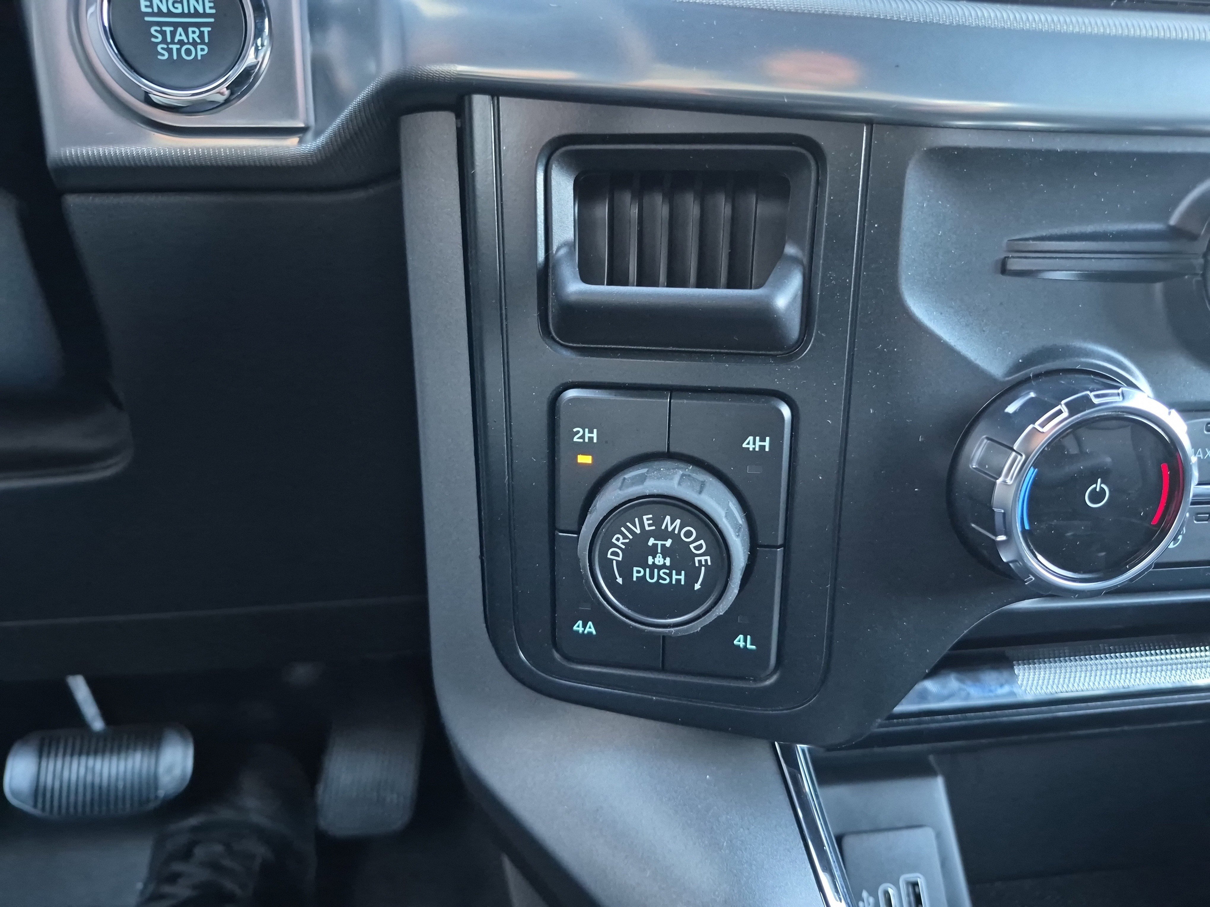 New 2025 Ford F150 Lariat w/ Equipment Group 501A Mid image 32