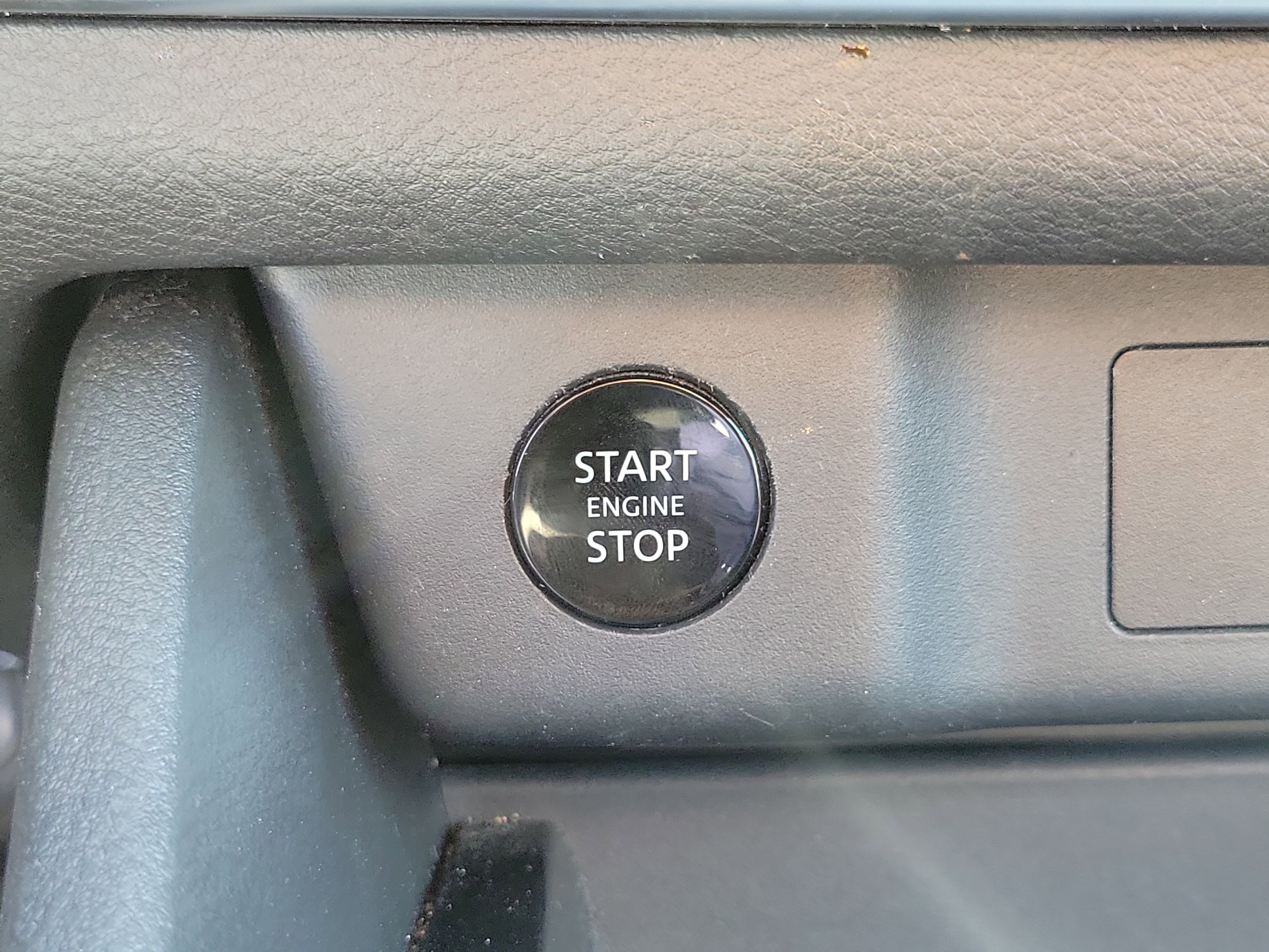 Used 2024 Nissan Rogue SV image 31