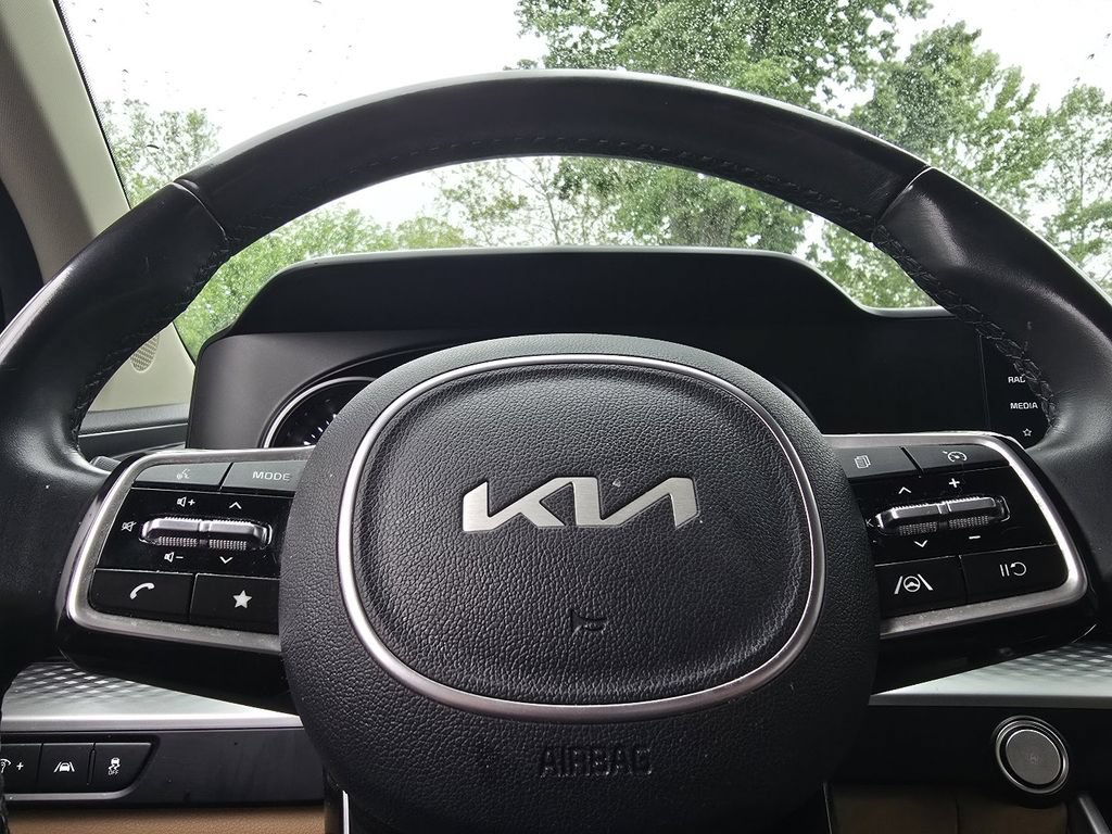 Used 2023 Kia Carnival LX FWD image 21