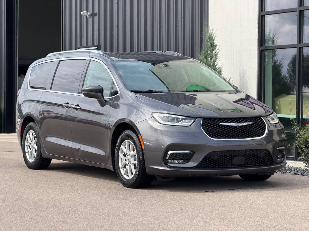Used 2021 Chrysler Pacifica Touring-L w/ Uconnect Theater Family Group FWD image 4