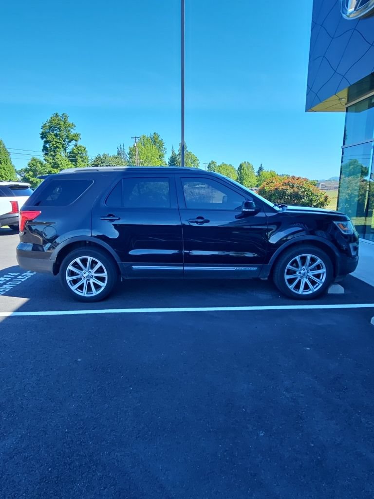 Used 2017 Ford Explorer XLT w/ Class II Trailer Tow Package AWD/4WD image 4