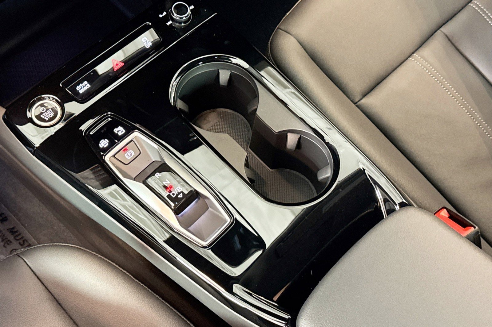 New 2025 Audi Q6 e-tron Premium image 14