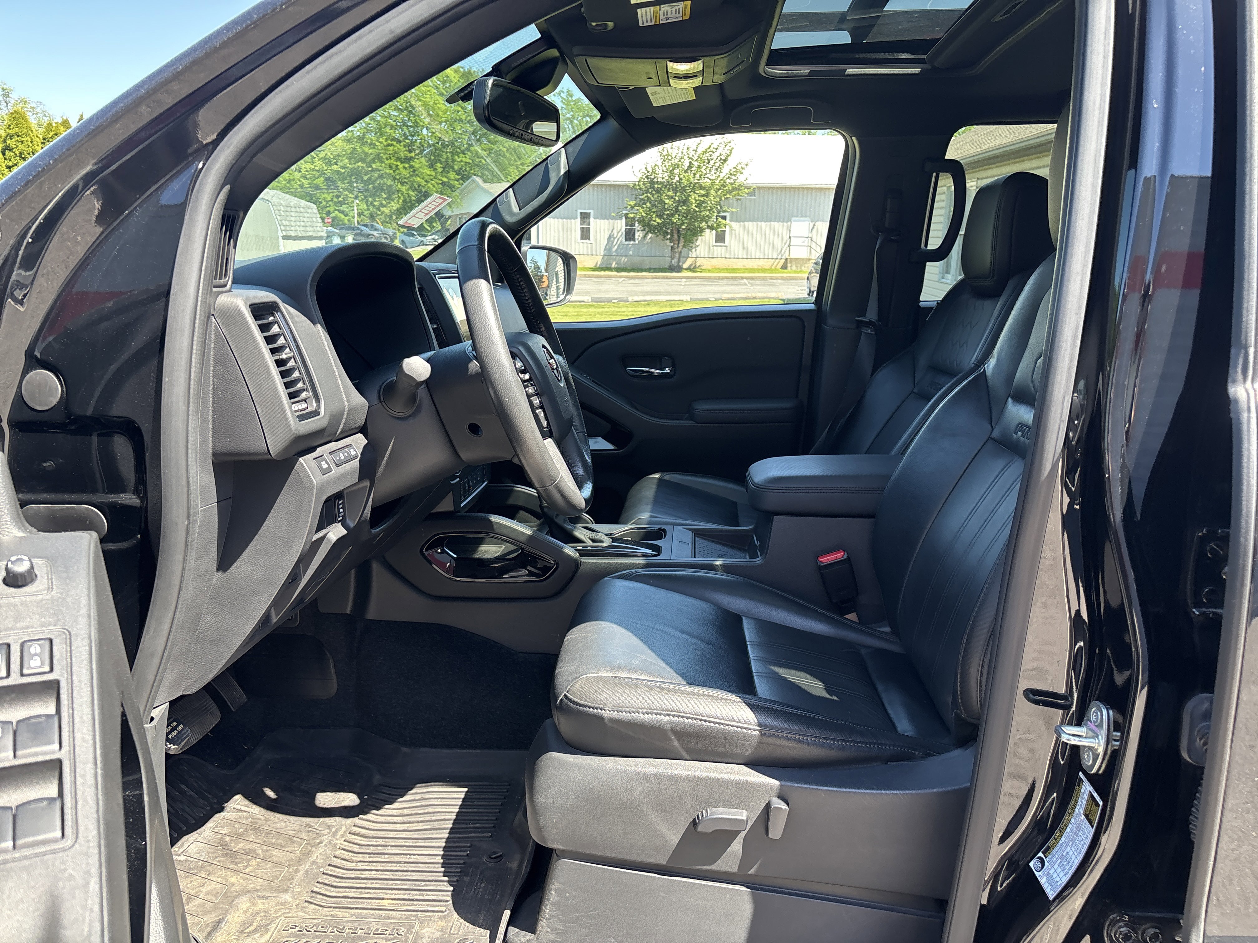 Used 2022 Nissan Frontier PRO-4X w/ Pro-4X Premium Package AWD/4WD image 12