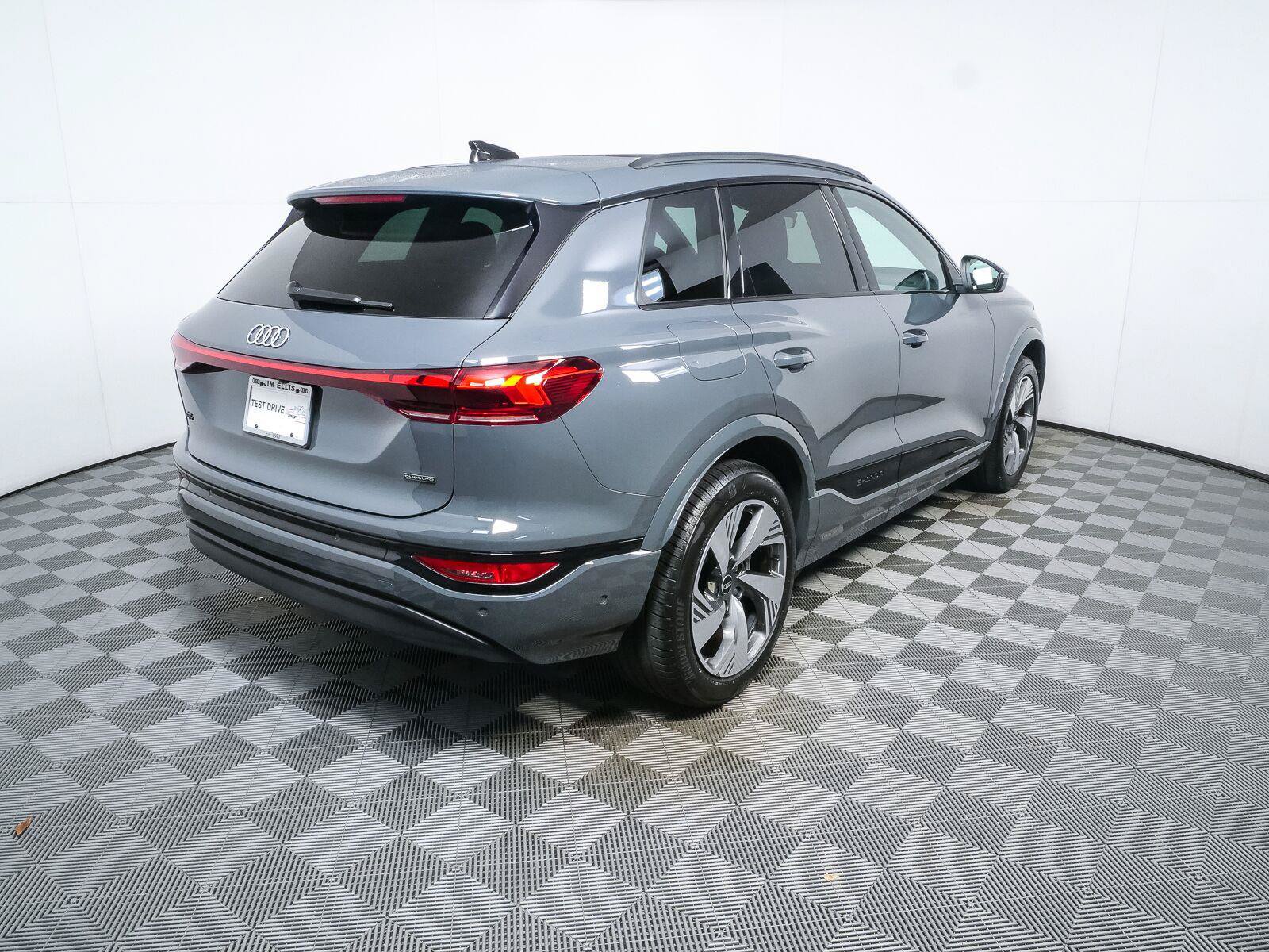 Used 2025 Audi Q6 e-tron Premium Plus w/ Premium Plus AWD/4WD image 3