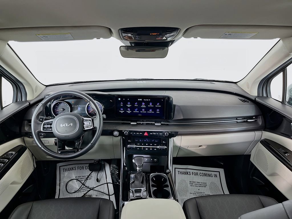 Used 2024 Kia Carnival EX image 11