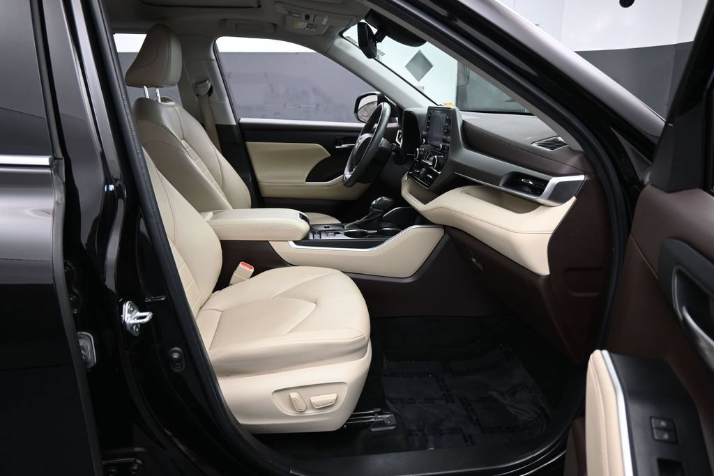 Used 2022 Toyota Highlander XLE FWD image 42