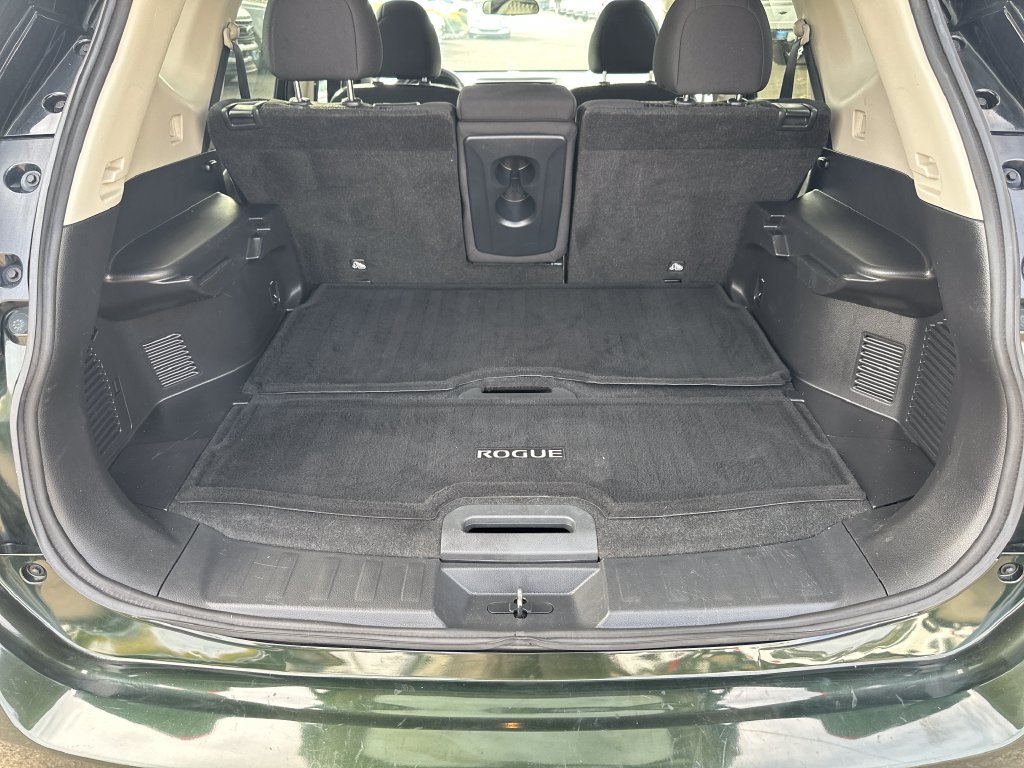 Used 2018 Nissan Rogue SV AWD/4WD image 17