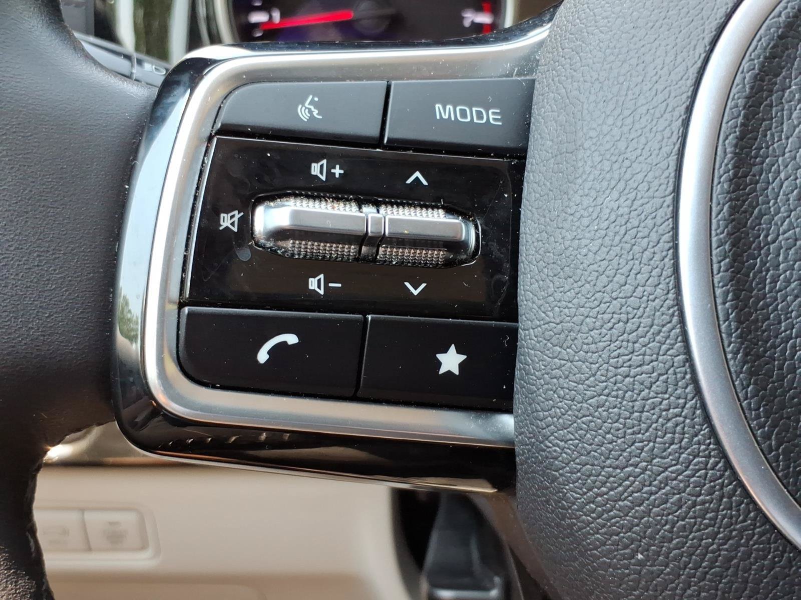 Used 2024 Kia Carnival EX FWD image 14