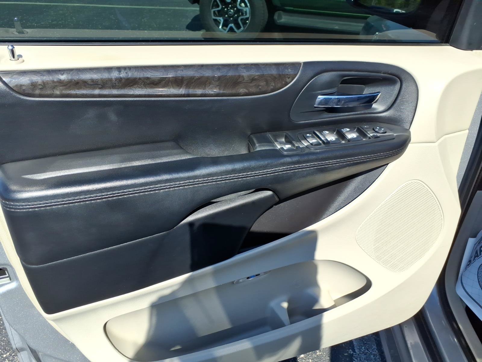 Used 2015 Dodge Grand Caravan SXT FWD image 13