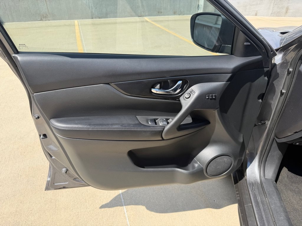 Used 2017 Nissan Rogue SL w/ SL Premium Package AWD/4WD image 10