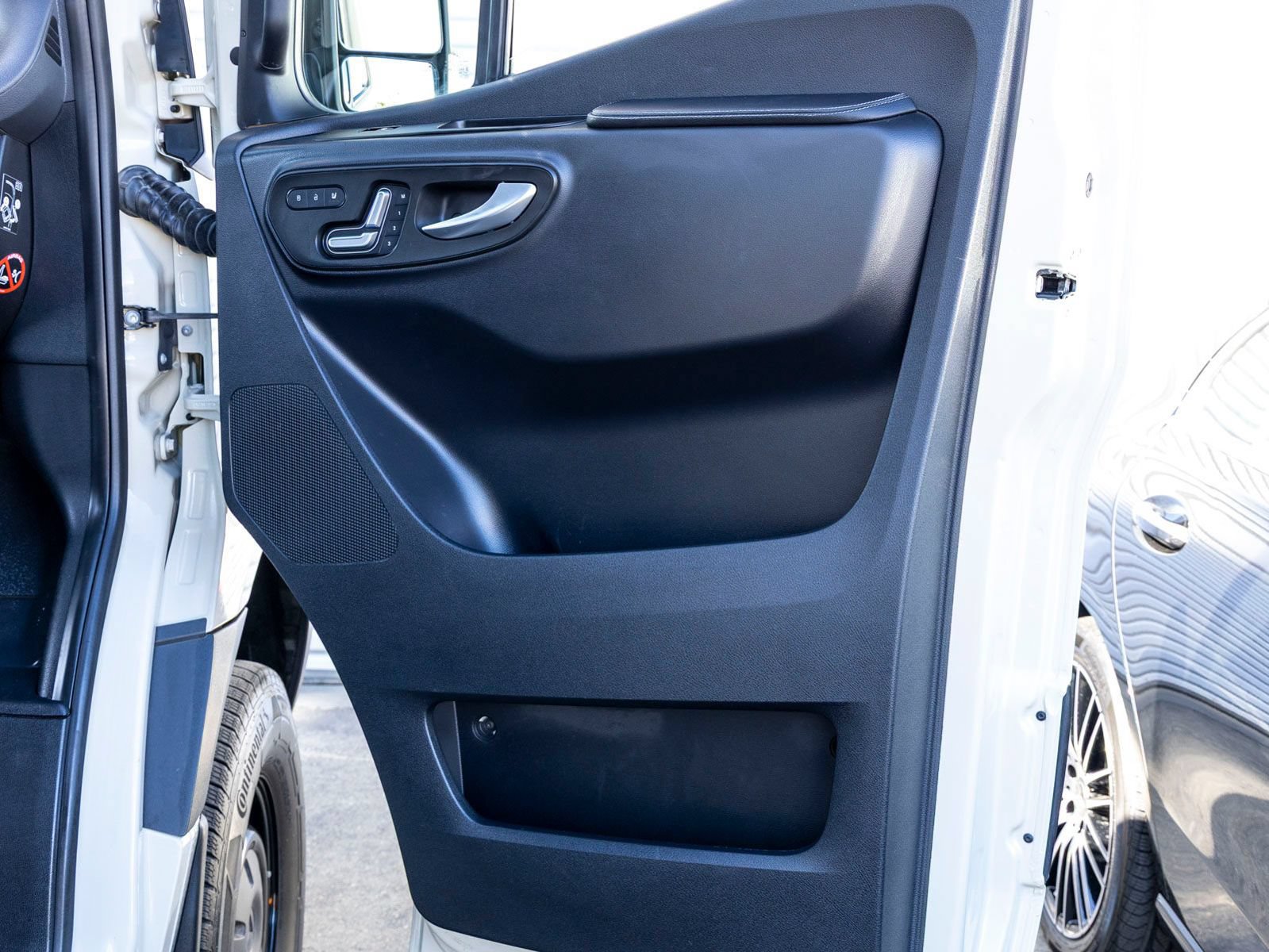Used 2022 Mercedes-Benz Sprinter 2500 w/ Acoustic Package image 21