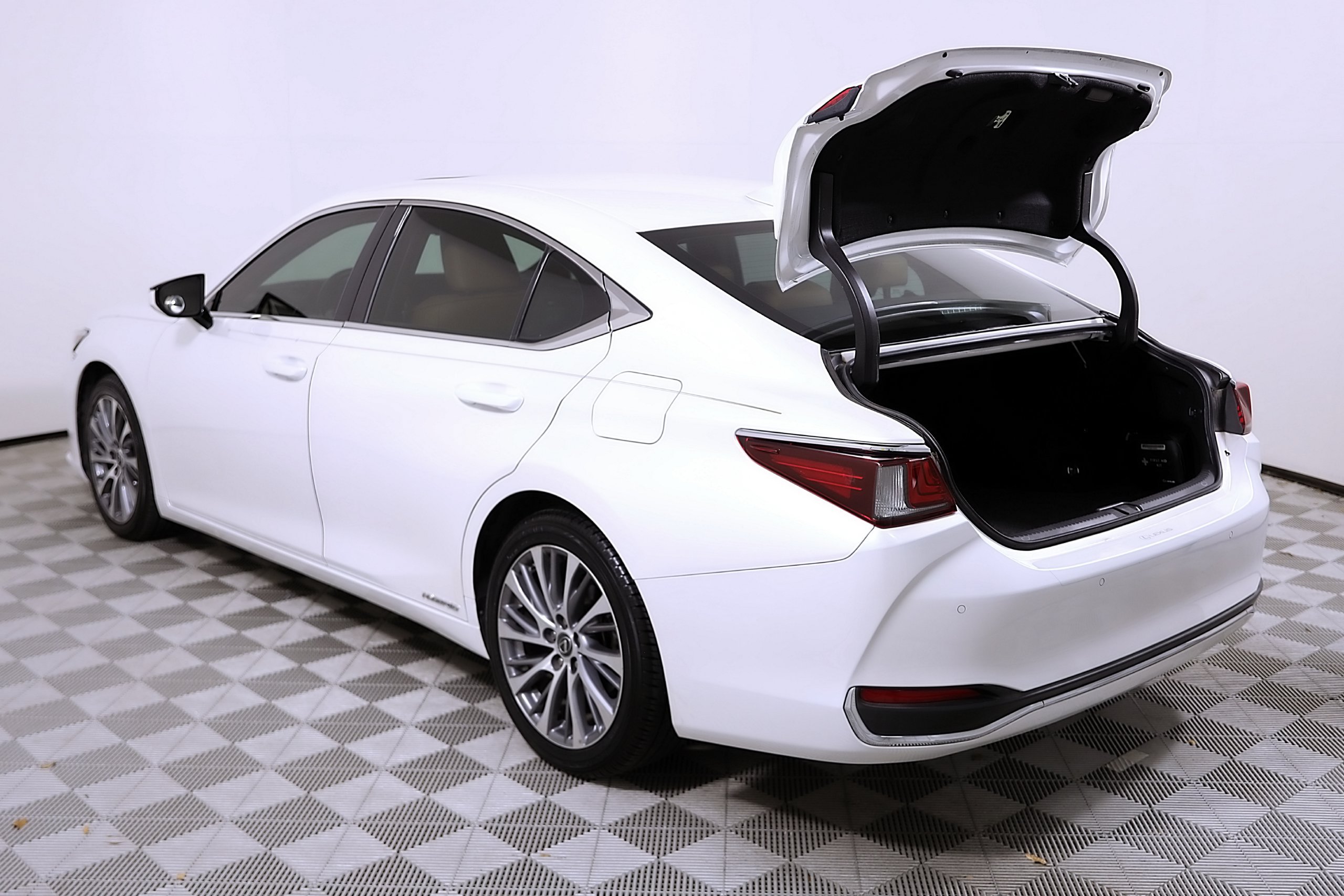 Used 2019 Lexus ES 300h w/ Premium Package FWD image 8