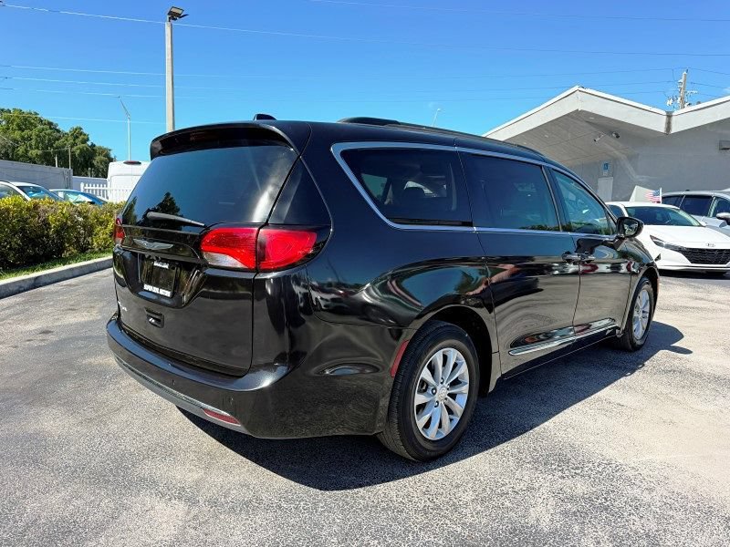 Used 2017 Chrysler Pacifica Touring-L FWD image 5