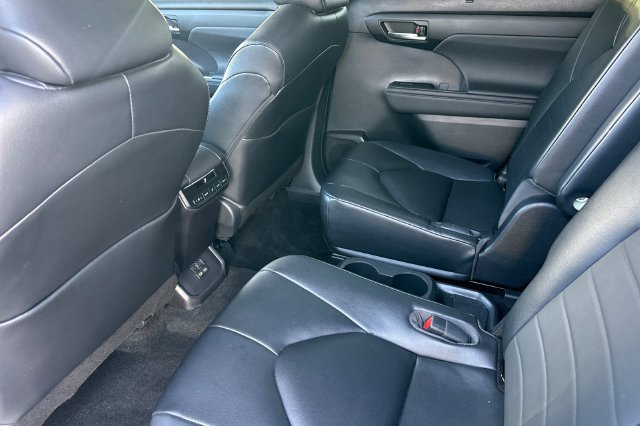 Used 2023 Toyota Highlander XLE FWD image 14