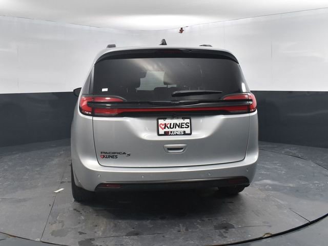 New 2026 Chrysler Pacifica Select w/ S Appearance Package FWD image 8