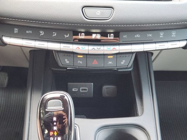 Used 2023 Cadillac XT4 Luxury w/ Cold Weather Package FWD image 21