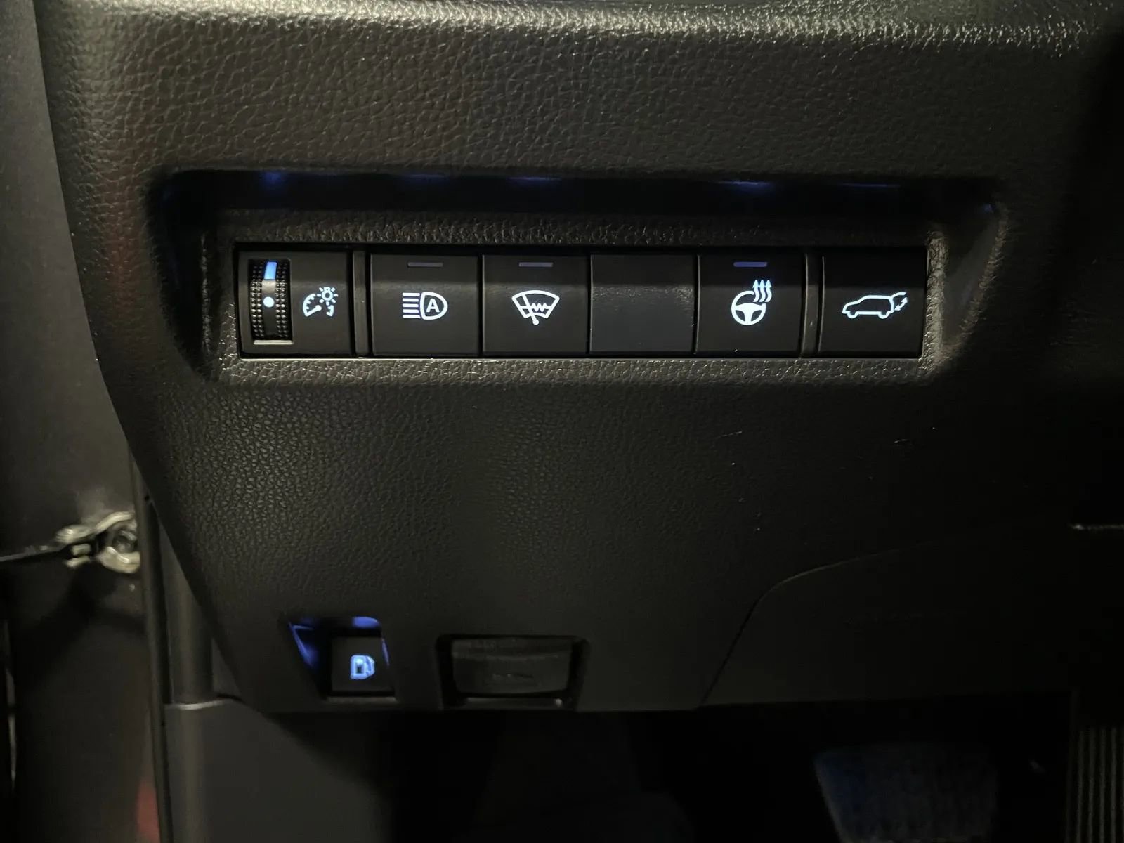 Used 2020 Toyota RAV4 XSE w/ XSE Grade Weather Package image 29