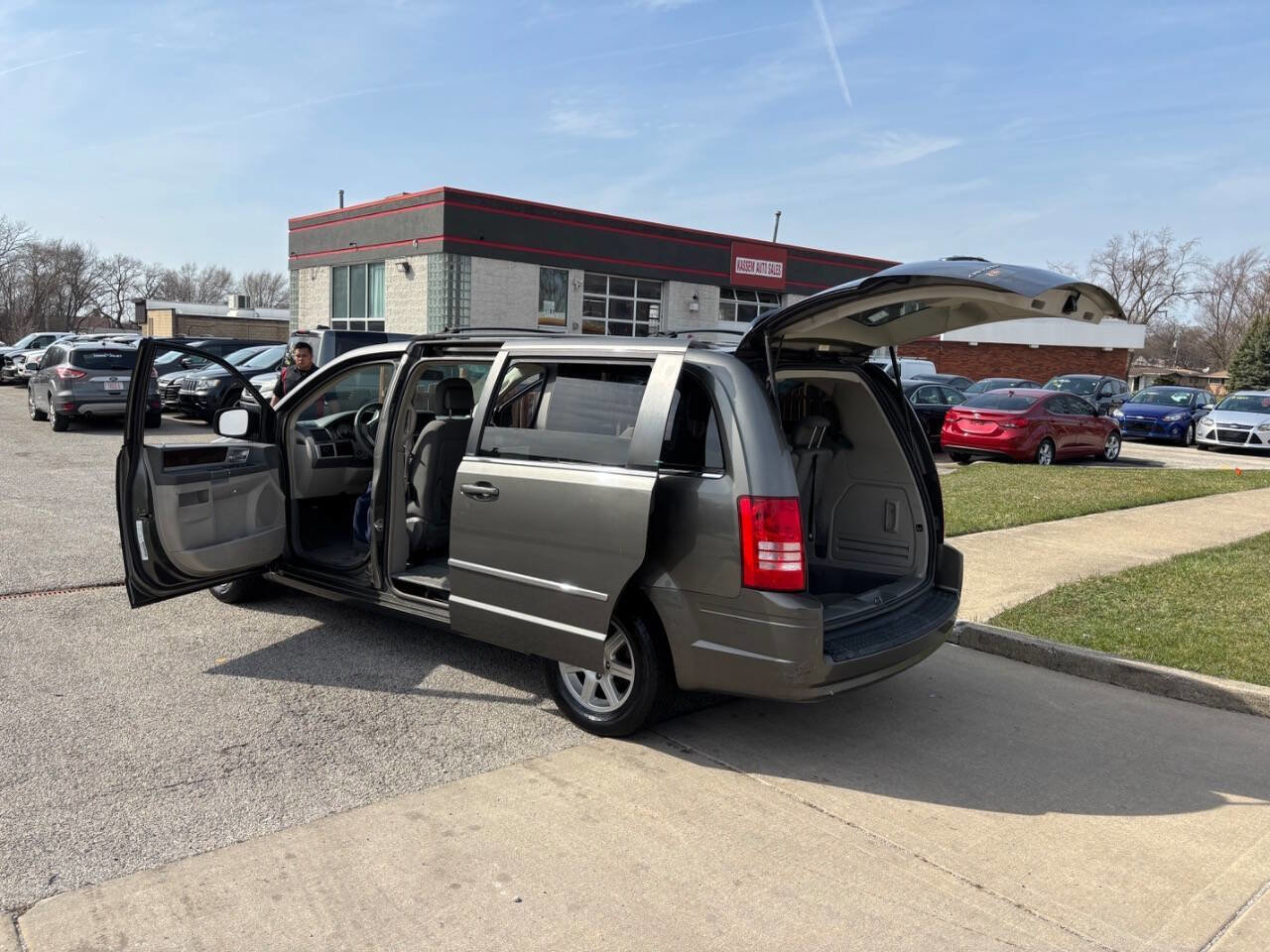 Used 2010 Chrysler Town & Country Touring image 9