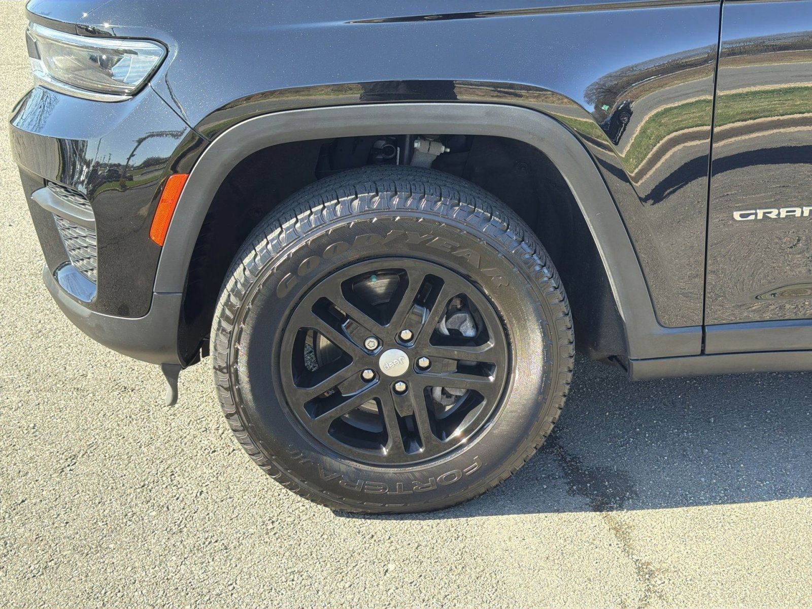 Used 2023 Jeep Grand Cherokee Laredo w/ Luxury Tech Group I image 12