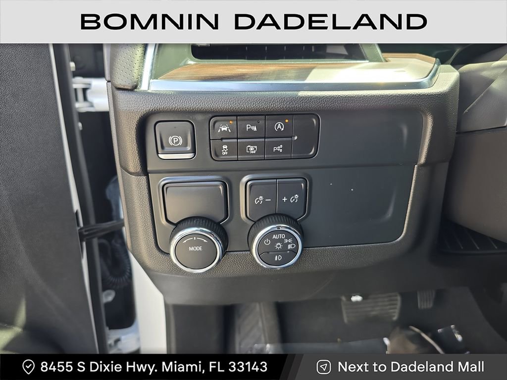 Certified 2025 Chevrolet Suburban Premier image 30