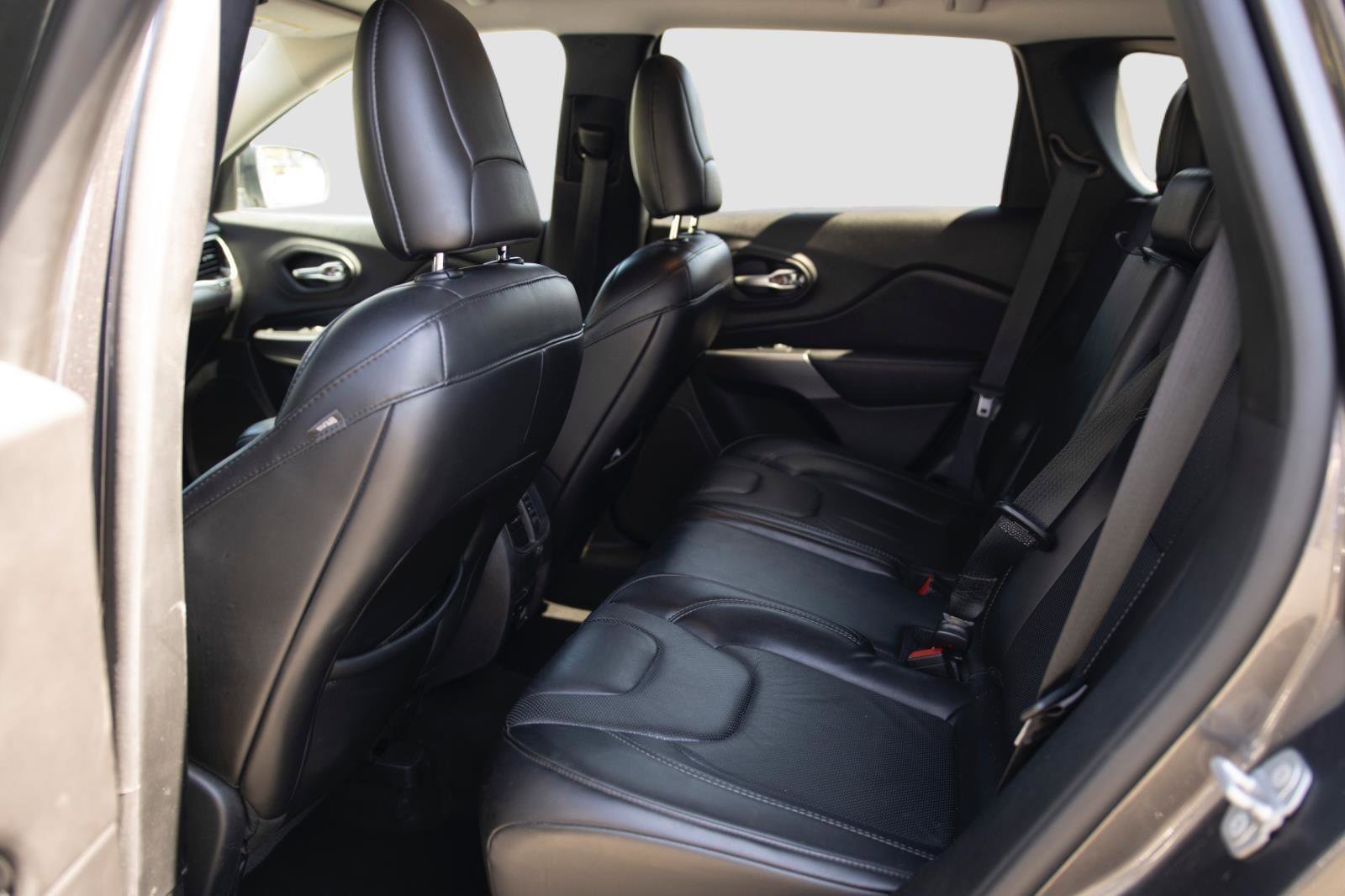 Used 2020 Jeep Cherokee Limited AWD/4WD image 16