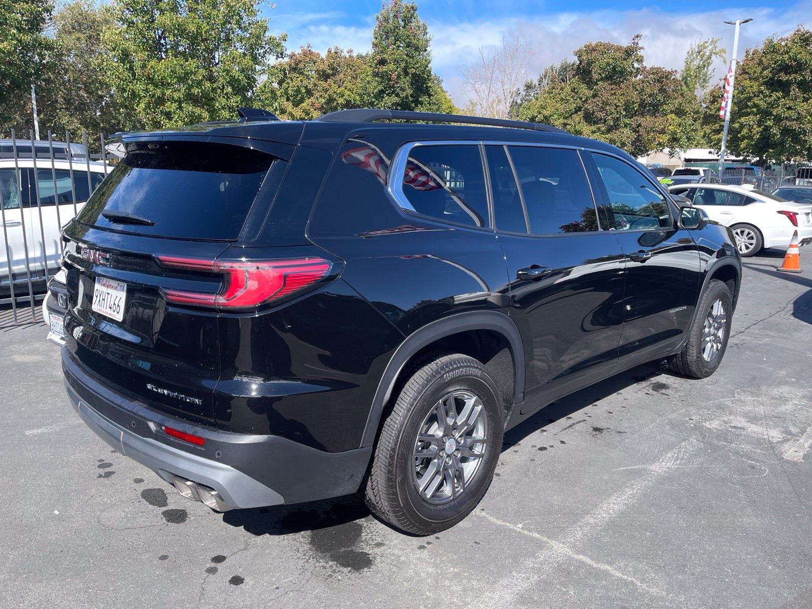 Used 2026 GMC Acadia Elevation FWD image 2