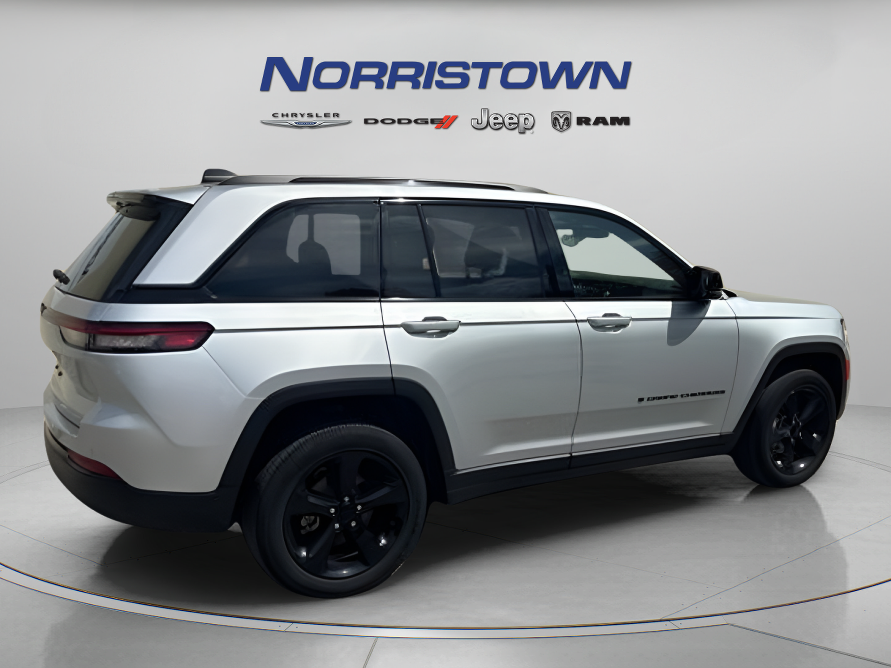 Used 2023 Jeep Grand Cherokee Altitude AWD/4WD image 5