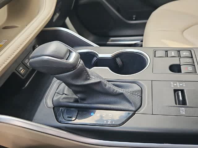 Used 2024 Toyota Highlander XLE FWD image 27