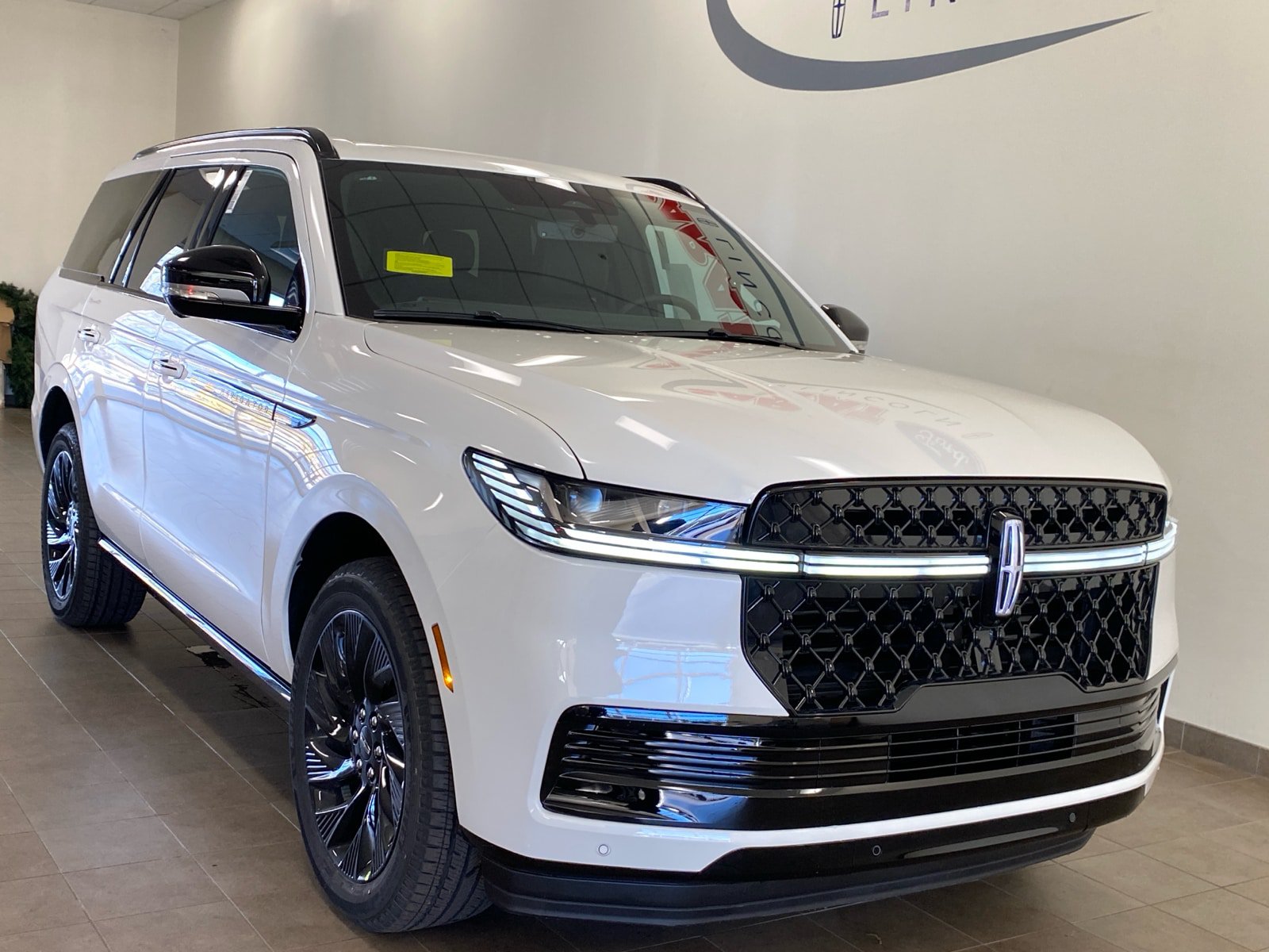 New 2025 Lincoln Navigator Reserve w/ Jet Appearance Package AWD/4WD image 2