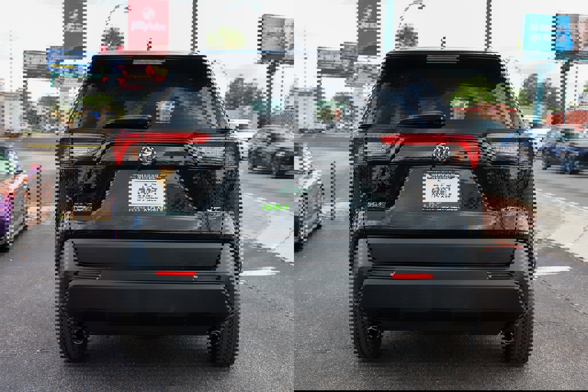 Used 2022 Toyota RAV4 XLE image 12