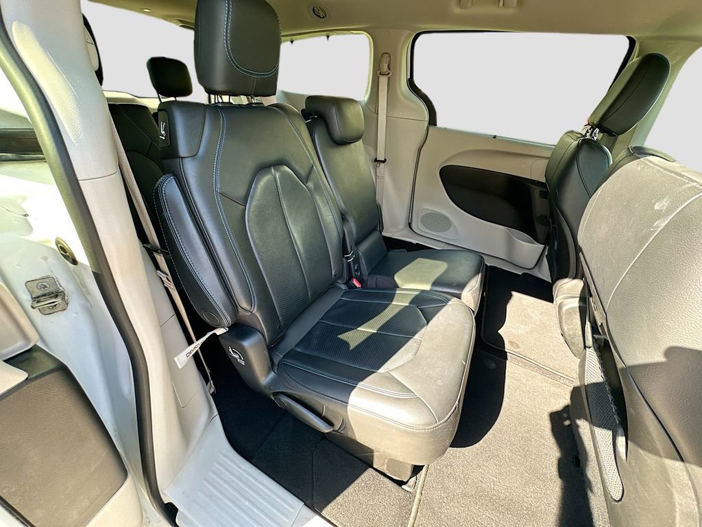Used 2021 Chrysler Pacifica Touring-L image 28
