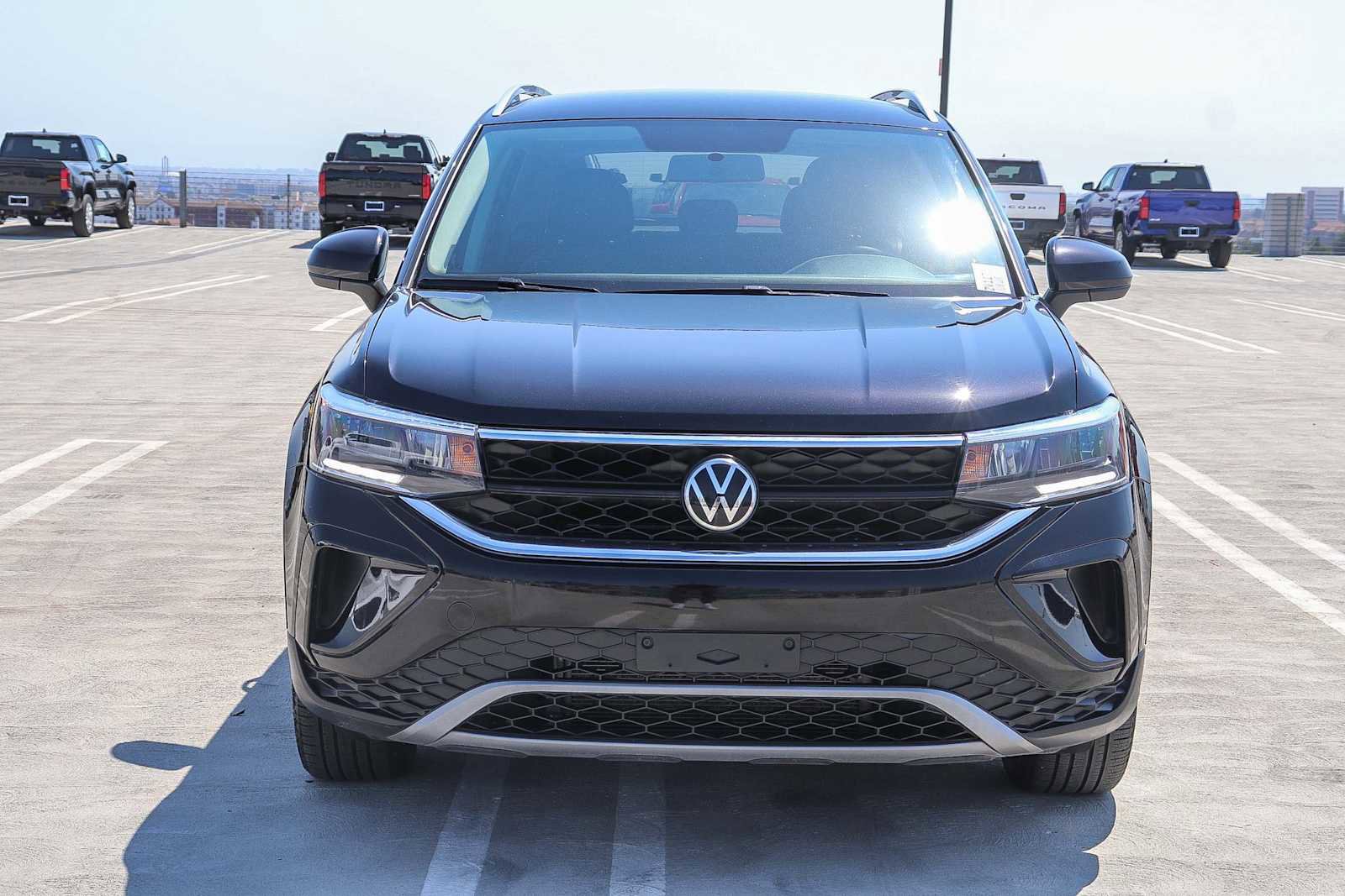 Used 2022 Volkswagen Taos SE image 2