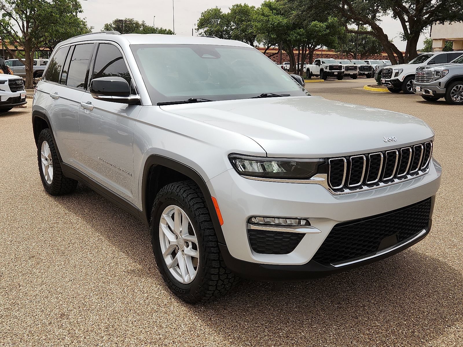 Used 2023 Jeep Grand Cherokee Limited AWD/4WD image 6