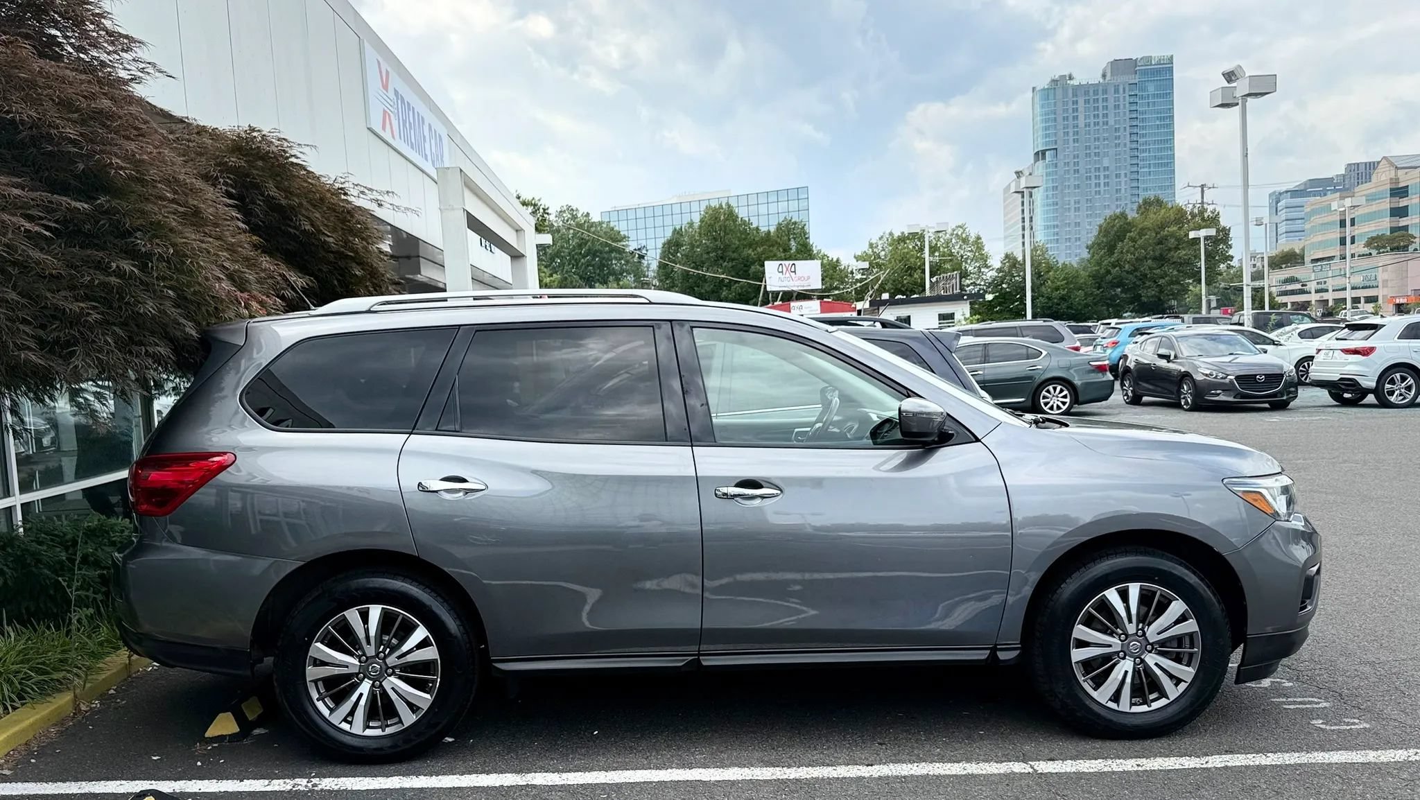 Used 2018 Nissan Pathfinder SV AWD/4WD image 8