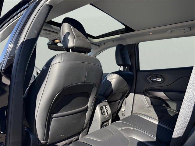 Used 2019 Jeep Cherokee Limited image 16