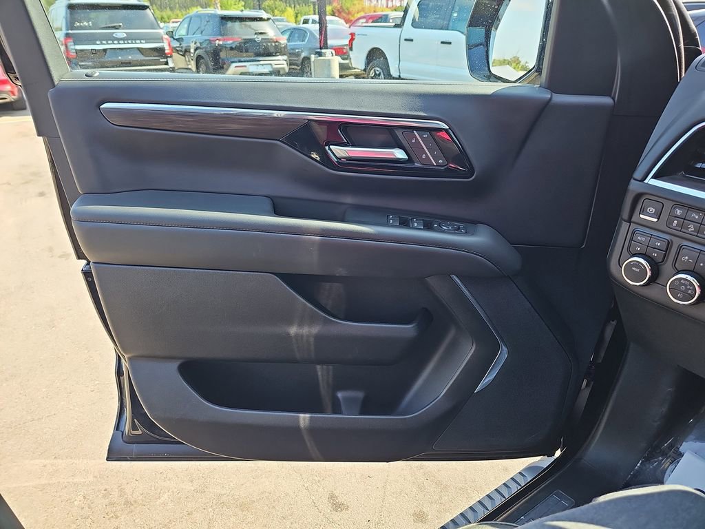 Used 2025 Chevrolet Suburban Z71 image 32