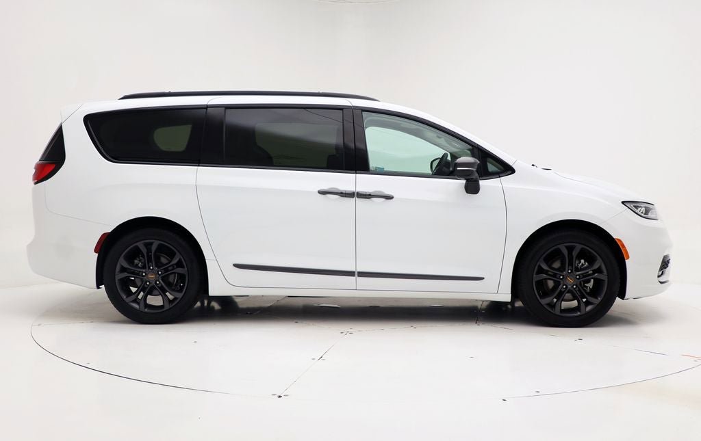 Used 2024 Chrysler Pacifica Touring-L w/ Road Tripper Package image 3