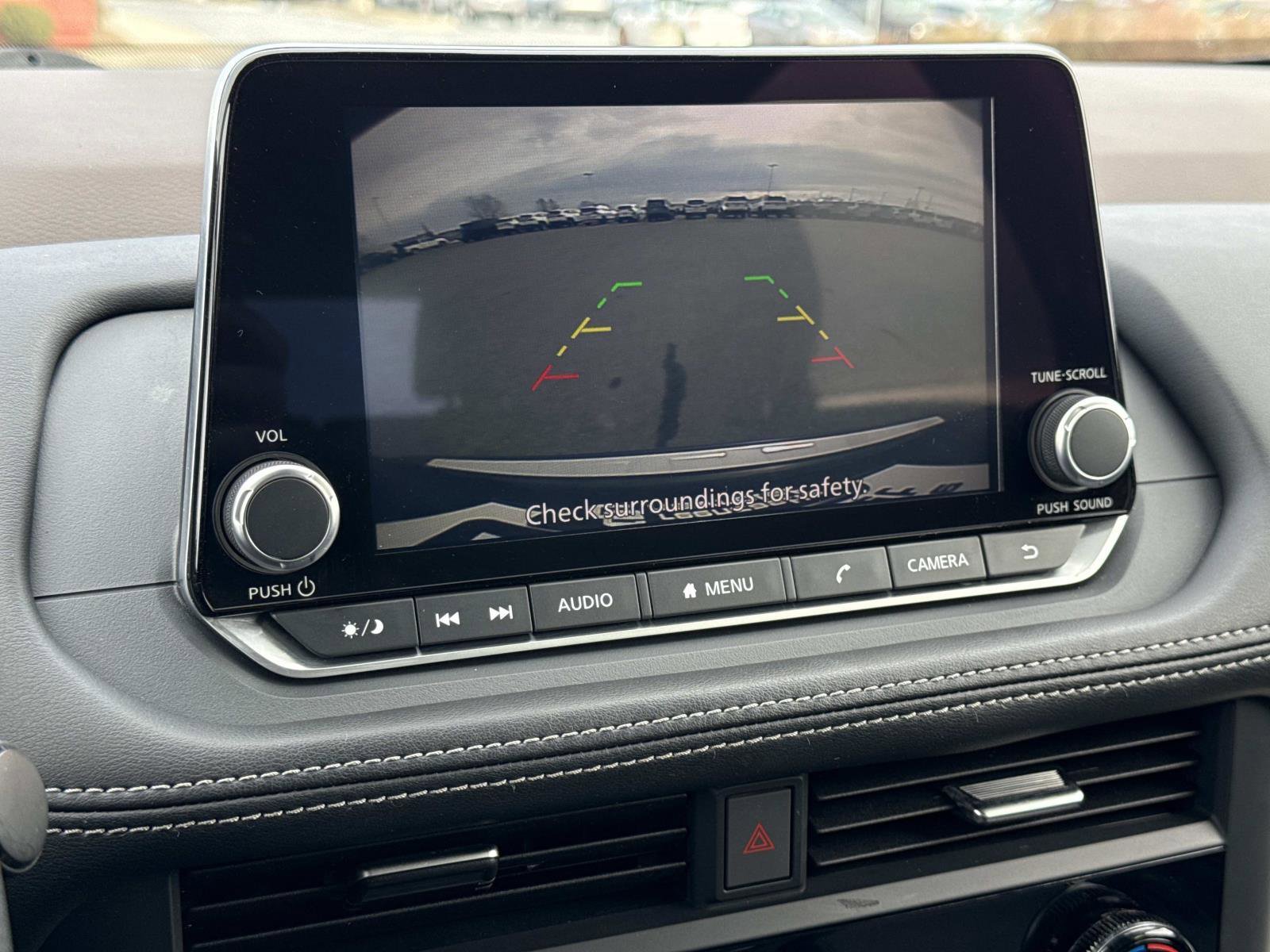 Used 2023 Nissan Rogue SV image 4