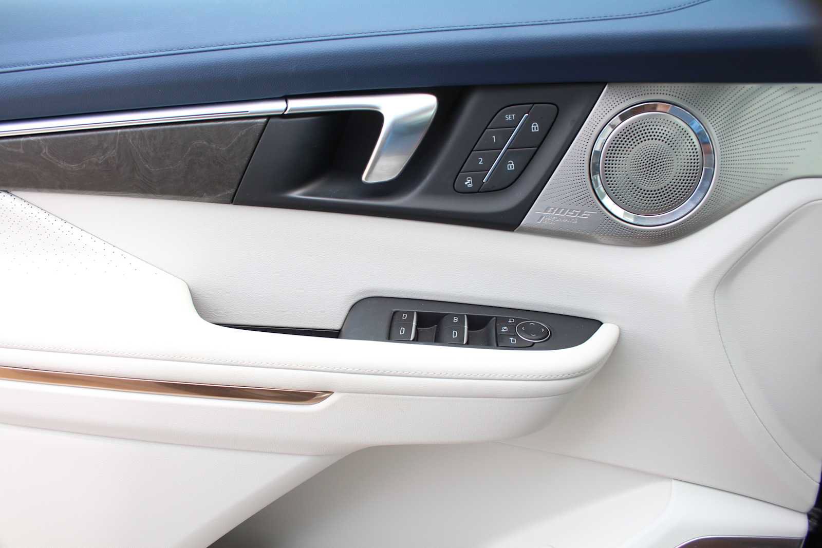 Used 2025 Buick Enclave Avenir AWD/4WD image 38