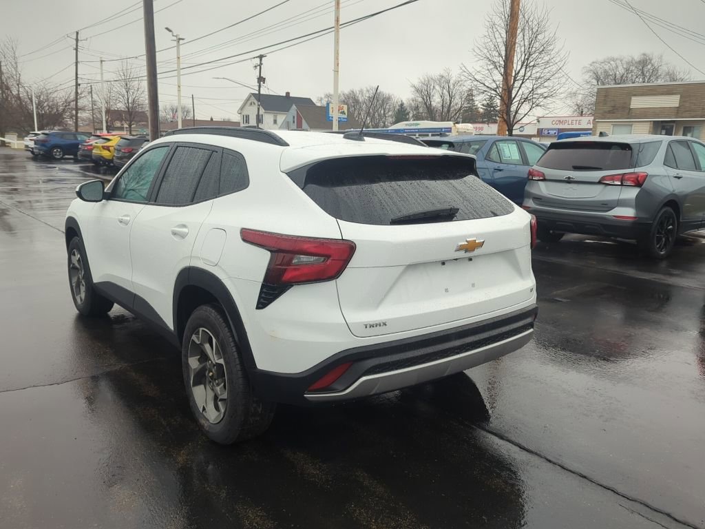 Certified 2024 Chevrolet Trax LT w/ Driver Confidence Package image 5