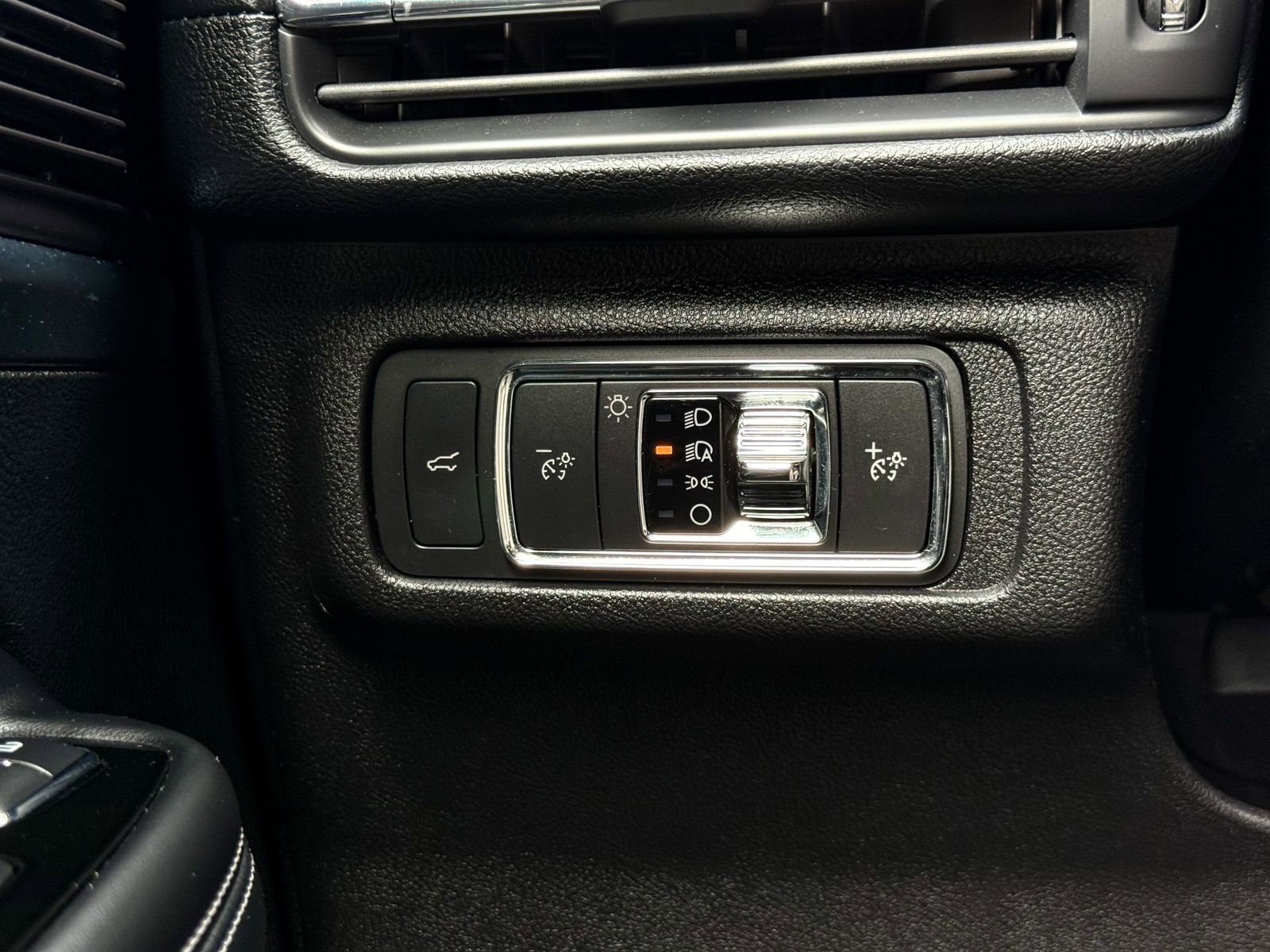 Used 2022 Lincoln Corsair AWD w/ Premium Package image 32